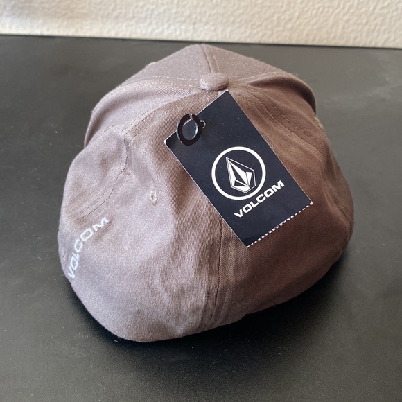 Stretch fit mens Volcom hat. - Picture 2 of 3